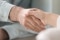 Zdjęcie przedstawia zbliżenie uścisku dłoni jako symbolu partnerstwa z firmą Viessmann.